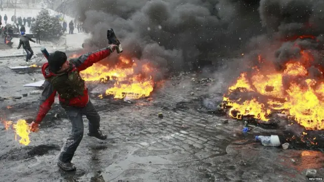 مظاہرین نے پولیس پر پیٹرول بم اور پتھر برسائے جبکہ پولیس نے جواب میں سٹن گرینیڈ اور ربڑ کی گولیاں استعمال کیں۔ 