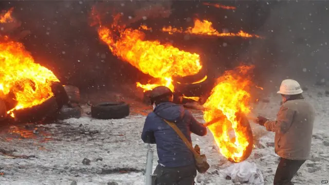 مظاہرین کی جانب سے ٹائروں کو آگ لگائی گئی جس کے باعث کیو میں جگہ جگہ سے دھواں اٹھتا دکھائی دے رہا ہے۔ 