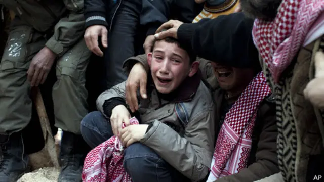 Niño llora la muerte de su padre, tras ataque sirio