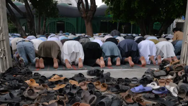 पाकिस्तान के कायद-ए-आज़म विश्वविद्यालय में नमाज पढ़ते कुछ लोग