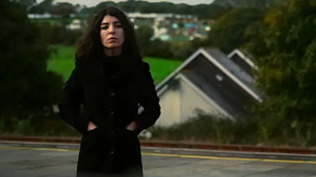 سمیرا مخملباف در نمایی از فیلم بابا فیلم دارد ساخته حسن صلح جو