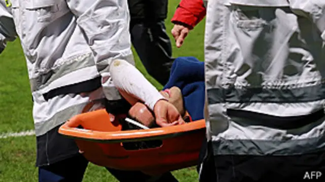 Falcao en la camilla