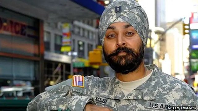 सिख अमरीकी सैनिक कैप्टन कमलजीत सिंह कलसी अब पगड़ी पहन सकते हैं और दाढ़ी रख सकते हैं. 
