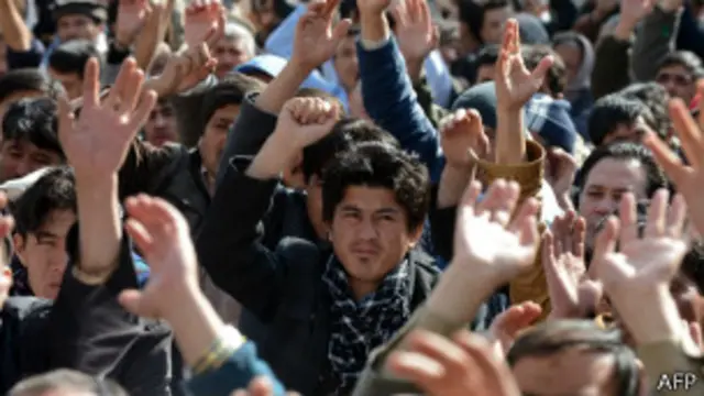 دھرنے میں شریک افراد کا کہنا ہے کہ جب تک ان کے مطالبات تسلیم نہیں کیے جاتے دھرنا جاری رہے گا