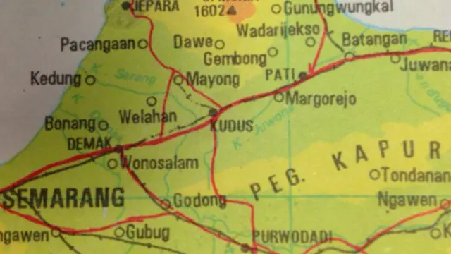 Tanah longsor di Kudus, Jateng, menimpa sekitar enam rumah di bawah tebing.