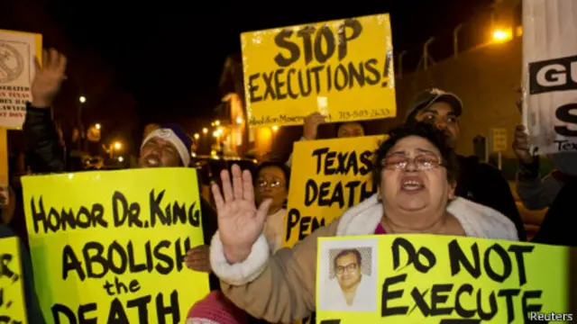 Протестующие возле тюрьмы в Техасе