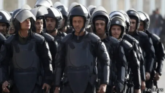 تقول الحكومة المؤقتة في مصر إنها ملتزمة بالديمقراطية وحقوق الإنسان