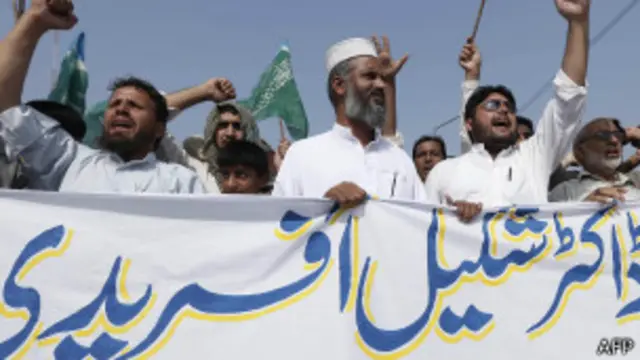 خیبر ایجنسی کے اسسٹنٹ پولیٹیکل ایجنٹ نے ڈاکٹر شکیل آفریدی شدت پسندوں کے ساتھ روابط اور غیر ملکی خفیہ ایجنسیوں سے تعلقات اور اطلاعات فراہم کرنے کے الزامات پر 33 سال قید اور تین لاکھ روپے جرمانے کی سزا سنائی تھی