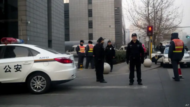 警察於北京海澱區法院外戒備（23/1/2014）