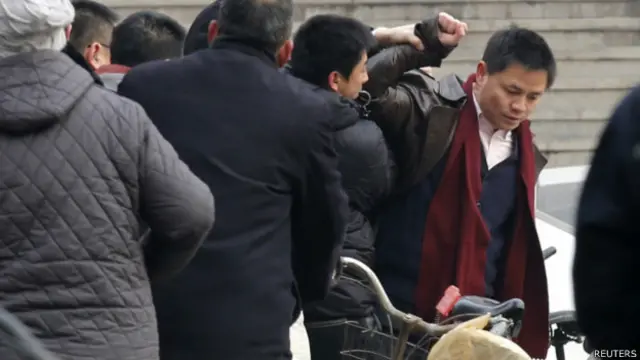 張雪忠（右）進入法院時與警察推搡（23/1/2014）