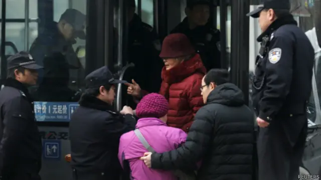 北京海澱區法院外警察用巴士載走被抓捕的訪民（23/1/2014）