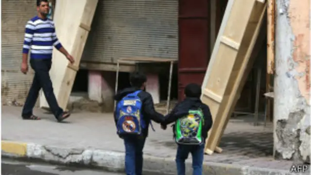 يواجه العراق تحديا في توفير خدمات الصحة والتعليم والإسكان والوظائف