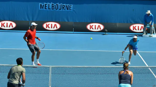 میلبرن میں آسٹریلین اوپن کے مکسڈ ڈبلز مقابلوں میں رومانیہ کے ہوریا ٹکاؤ اور ان کی بھارتی ساتھی ثانیہ مرزا نے اعصام الحق اور ان کی جرمن ساتھی جولیا جارجس کو شکست دی۔