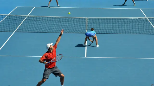 اعصام اور جولیا کے پاس ہوریو کی دو سو کلومیٹر سے زیادہ رفتار کی سروس کا کوئی جواب نہیں تھا۔