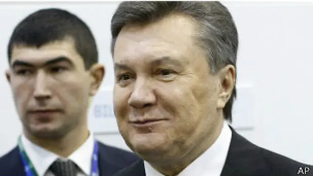 امضای توافق گازی بعد از حدود چهار هفته اعتراضات خیابانی در اوکراین اعلام شد