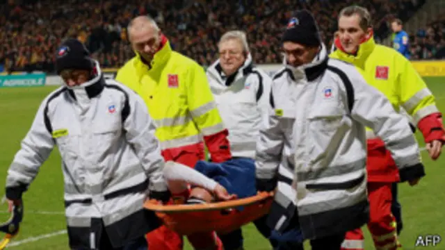 Radamel Falcao abandona la cancha lesionado