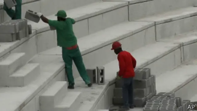 Operários trabalham na Arena da Baixada / Crédito da Foto: AP