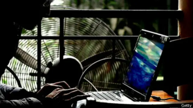 Una persona frente a un computador portátil