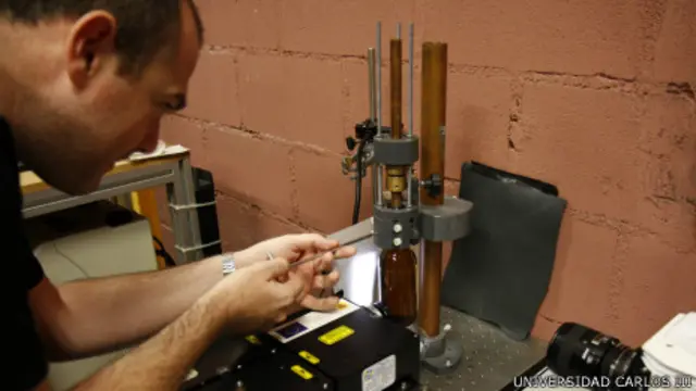 Experimento con espuma de cerveza en laboratorios de la Universidad Carlos III de Madrid