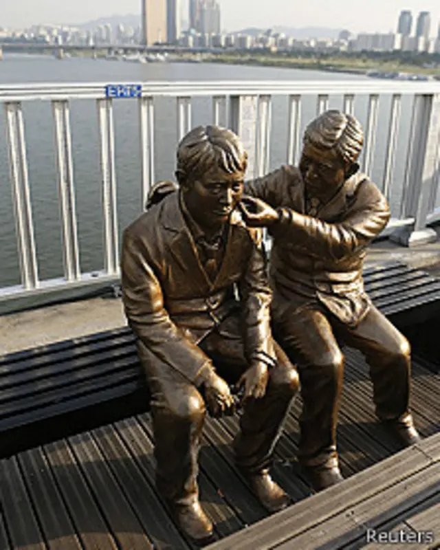 Estatua en puente de Corea del Sur