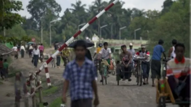 د تشدد له پېښو وروسته لسګونه زره روهنګیا مسلمانانو د کډوالي حالت کې پاتې شوو او اوس هم یو شمېر په کمپونو کې اوسي.