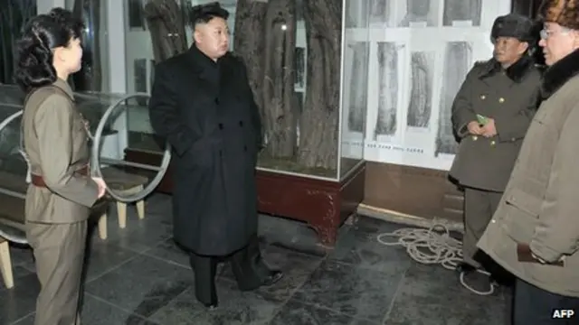 金正恩视察朝鲜安州马头山革命遗址（朝中社2014年1月23日发放照片）