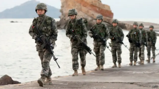 韩国士兵在黄海延坪岛巡逻（21/1/2014）