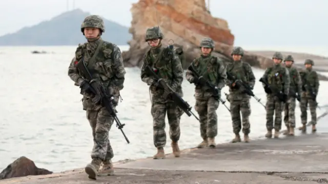 韓國實行普遍兵役制，該國所有男子都必須服役大約兩年。大多數服役軍人都是20出頭。