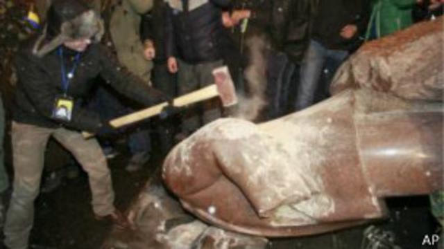 Tượng Lenin tại thủ đô Kiev, Ukraine, bị người biểu tình kéo đổ và đập vỡ