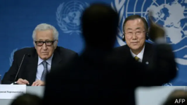 Lakhdar Brahimi (izquierda) y Ban Ki-moon, representantes de la ONU en Ginebra