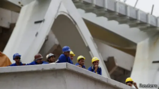 operários na Arena Amazônia | Reuters