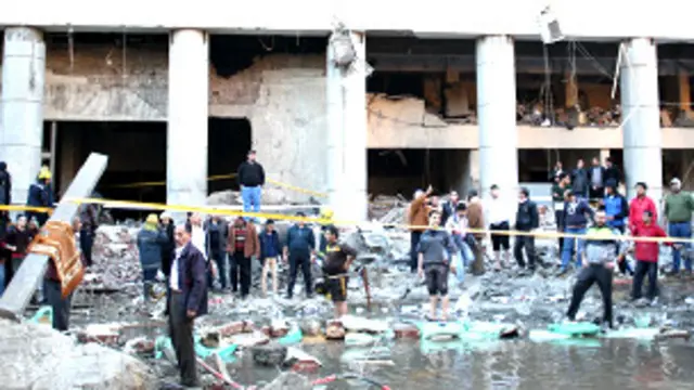 බෝම්බය පුපුරා ගිය ස්ථානයේ විශාල වලක් හෑරී තිබේ