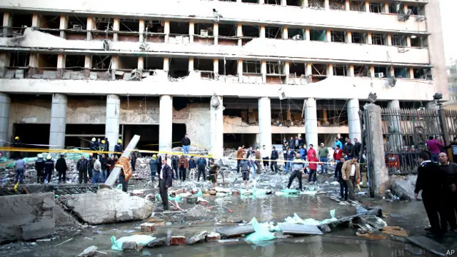 काहिराः पुलिस मुख्यालय के सामने कार में धमाका