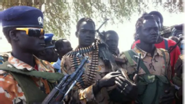 ساييف (يسار): "حصلنا على السلاح والسيارة من جنود الحكومة الذين قتلناهم وسنستخدمهما حتى قتل الرئيس سالفا كير."