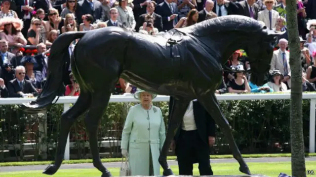 女王為皇家賽馬會Ascot的獲勝賽馬雕像揭幕。女王不但愛賽馬,而且對培育種馬有專業級的知識。