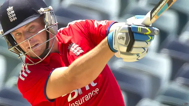 جوس بٹلر نے برطانوی اننگز کے آخری لمحات میں دھواں دھار بیٹنگ کر کے سکور تین سو سے اوپر پہنچا دیا