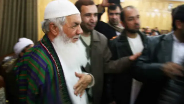 د اسمعیل خان پلویان هغه د "امیر" په توګه یادوي.