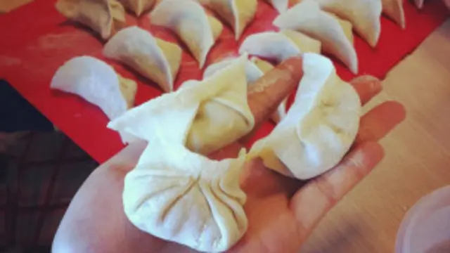 過年包餃子是我最喜歡的活動之一。