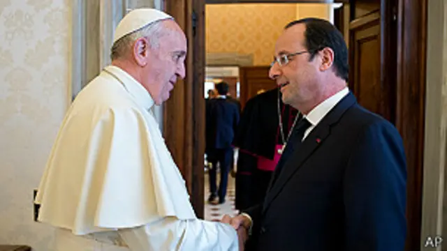Papa Francisco junto al presidente de Francia, Francois Hollande