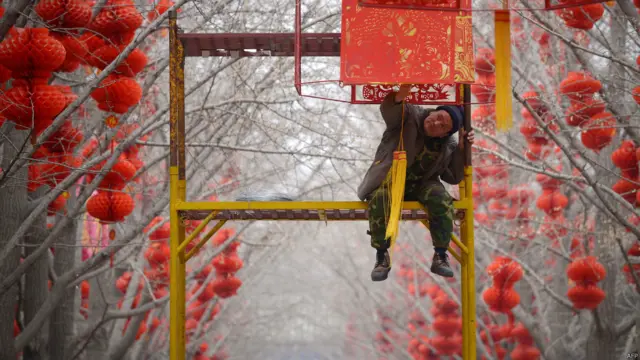 Petugas menghias jalanan Beijing