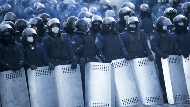 تظاهرات ضددولتی در اوکراین در پی به نتیجه نرسیدن مذاکرات بین مخالفان دولت با رئیس جمهور آن کشور شدت یافته است.