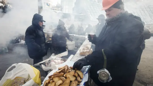 معترضان ضددولتی در محل اجتماع خود در میدان استقلال کی‌یف.