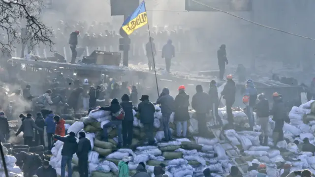 به دنبال شدت گرفتن اعتراضات، قرار است استفان فیول، مسئول گسترش اتحادیه اروپا، از کی‌یف دیدار کند.