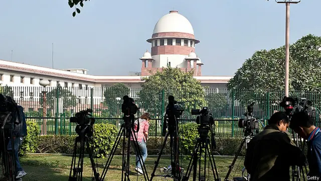 عام آدمی پارٹی کی دہلی حکومت نے سرکاری امور بھی دھرنے کے دوران سڑک سے ہی انجام دیے