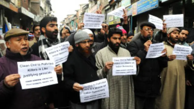 جموں اینڈ کشمیر لبریشن فرنٹ کے کارکن احتجاج کر رہے ہیں