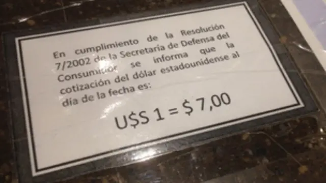 Cartel sobre cotización de dólar en una cafetería de Buenos Aires