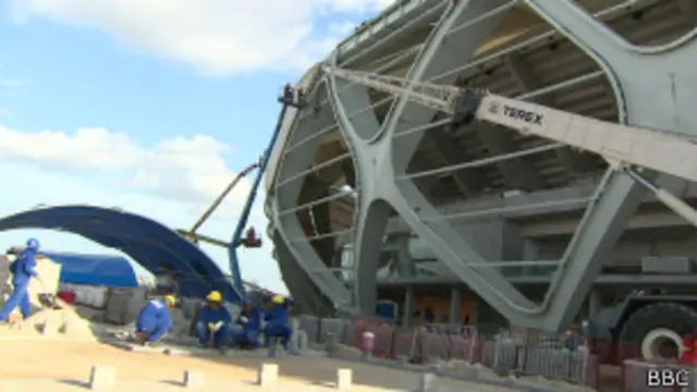 Operários na Arena da Amazônia | Foto: BBC