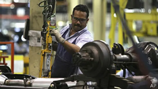 Trabajador en fábrica de Caracas