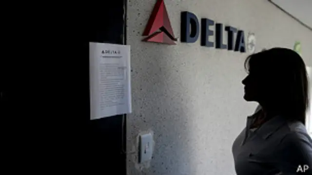 Mujer lee aviso en Delta Airlines