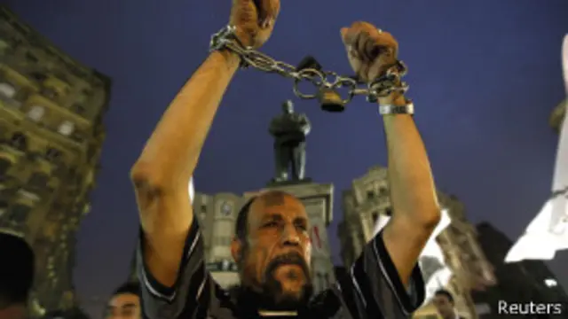 कई लोगों को डर है कि देश पर होस्नी मुबारक के ज़माने में काबिज़ सैन्य संगठन मिस्र को एक बार फिर से अपनी गिरफ़्त में ले रहे हैं.